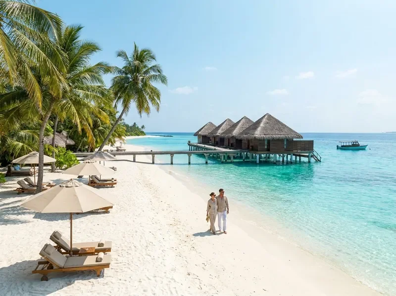 חוף אי טרופי עם מים טורקיז