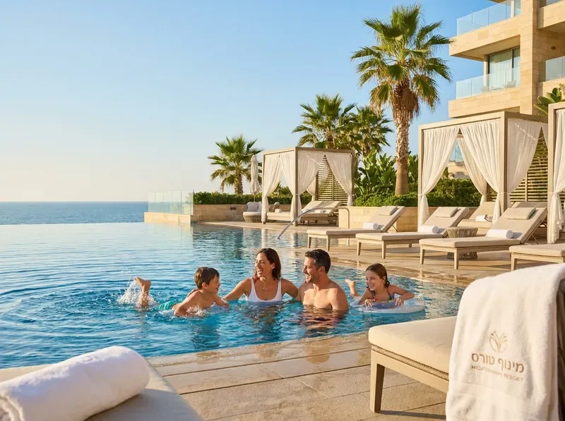 משפחה ישראלית נהנית בנופש משפחתי בחו"ל